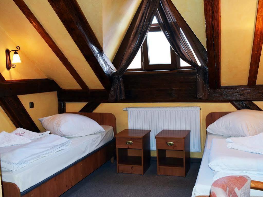 Hotel Jan Згожелец Екстериор снимка